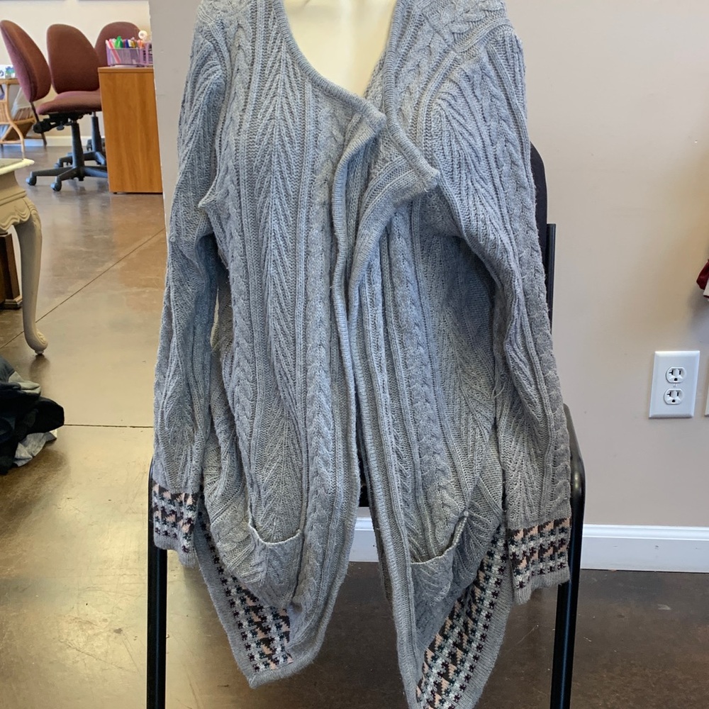 Absolutely Famous Gray Cable Knit Cardigan with Front Pockets